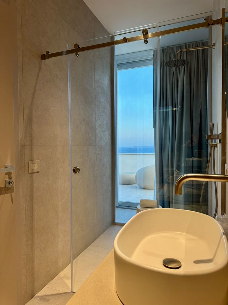 Camera King vista mare del Fenici Levanzo Hotel, ambiente spazioso ed elegante