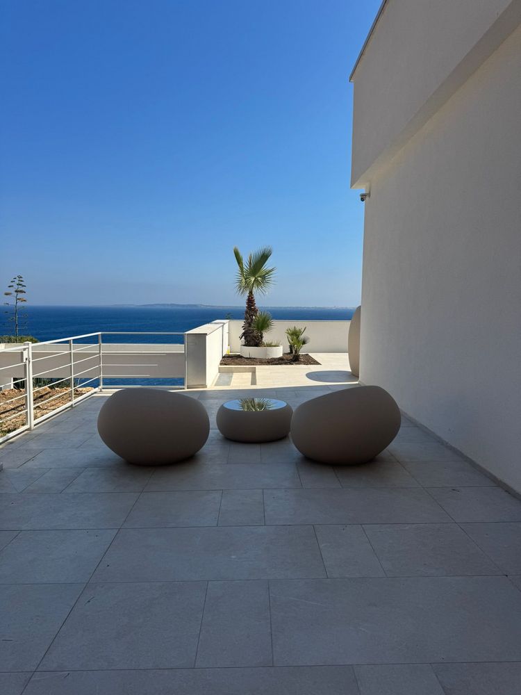 Interni della King Room del Fenici Levanzo Hotel con luce naturale e design raffinato